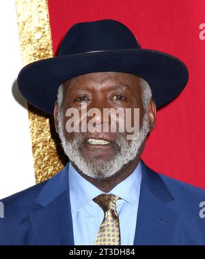 New York, États-Unis. 24 octobre 2023. Richard Roundtree, acteur de « Shaft », 81 ans, est décédé après une brève bataille contre le cancer du pancréas à la maison avec sa famille à son chevet. À Los Angeles, ca.---------------------------------------------------------- Richard Roundtree assiste à la première de Shaft qui s'est tenue à l'AMC Lincoln Square le 10 juin 2019 à New York, NY © Steven Bergman/AFF-USA.COM Credit : AFF/Alamy Live News Banque D'Images