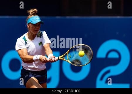 Santiago, Brésil. 24 octobre 2023. CHILI - SANTIAGO - 10/24/2023 - MATCHS PANAMÉRICAINS SANTIAGO 2023, TENNIS - l'athlète brésilienne Laura Pigossi au tour 32 contre la joueuse de tennis du Salvador Valentina Cruz au tour 32 joué au tennis Sports Center lors des Jeux panaméricains Santiago 2023. Photo : Gabriel Heusi/AGIF (photo Gabriel Heusi/AGIF/Sipa USA) crédit : SIPA USA/Alamy Live News Banque D'Images