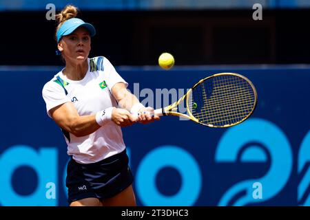 Santiago, Brésil. 24 octobre 2023. CHILI - SANTIAGO - 10/24/2023 - MATCHS PANAMÉRICAINS SANTIAGO 2023, TENNIS - l'athlète brésilienne Laura Pigossi au tour 32 contre la joueuse de tennis du Salvador Valentina Cruz au tour 32 joué au tennis Sports Center lors des Jeux panaméricains Santiago 2023. Photo : Gabriel Heusi/AGIF (photo Gabriel Heusi/AGIF/Sipa USA) crédit : SIPA USA/Alamy Live News Banque D'Images