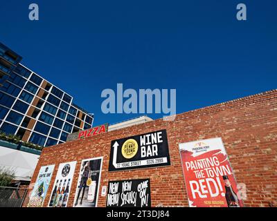 Melbourne Australie / Penny Young Bar and Dining in Young Street ; Moonee Ponds.The Melbourne Cafe and Restaurant est florissant et Moonee Ponds Banque D'Images