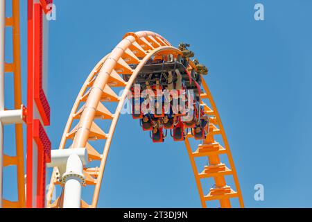 Thunderbolt n'est pas aussi célèbre que Cyclone de Coney Island, mais les montagnes russes en acier sont pleines de punch : regardez simplement la terreur et la joie dans les visages des coureurs. Banque D'Images