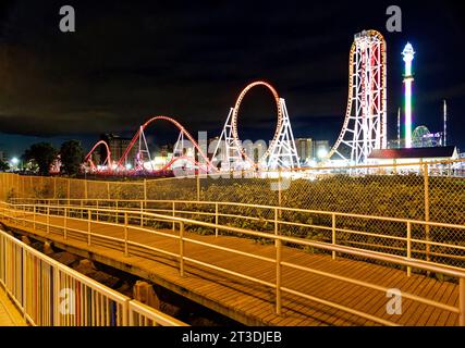 Thunderbolt n'est pas aussi célèbre que Cyclone de Coney Island, mais les montagnes russes en acier sont pleines de punch : regardez simplement la terreur et la joie dans les visages des coureurs. Banque D'Images