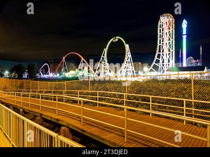 Thunderbolt n'est pas aussi célèbre que Cyclone de Coney Island, mais les montagnes russes en acier sont pleines de punch : regardez simplement la terreur et la joie dans les visages des coureurs. Banque D'Images