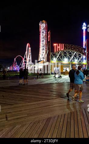 Thunderbolt n'est pas aussi célèbre que Cyclone de Coney Island, mais les montagnes russes en acier sont pleines de punch : regardez simplement la terreur et la joie dans les visages des coureurs. Banque D'Images