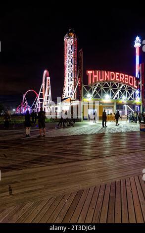 Thunderbolt n'est pas aussi célèbre que Cyclone de Coney Island, mais les montagnes russes en acier sont pleines de punch : regardez simplement la terreur et la joie dans les visages des coureurs. Banque D'Images