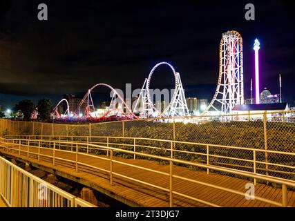 Thunderbolt n'est pas aussi célèbre que Cyclone de Coney Island, mais les montagnes russes en acier sont pleines de punch : regardez simplement la terreur et la joie dans les visages des coureurs. Banque D'Images