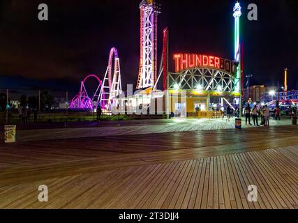 Thunderbolt n'est pas aussi célèbre que Cyclone de Coney Island, mais les montagnes russes en acier sont pleines de punch : regardez simplement la terreur et la joie dans les visages des coureurs. Banque D'Images