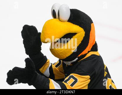 Pittsburgh, États-Unis. 24 octobre 2023. La mascotte des Penguins de Pittsburgh Iceberg rassemble les fans lors de la deuxième période de la victoire des Stars de Dallas 4-1 au PPG Paints Arena de Pittsburgh le mardi 24 octobre 2023. Photo d'Archie Carpenter/UPI crédit : UPI/Alamy Live News Banque D'Images