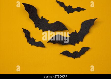 Halloween. Chauves-souris. Fond jaune. Résumé. Banque D'Images