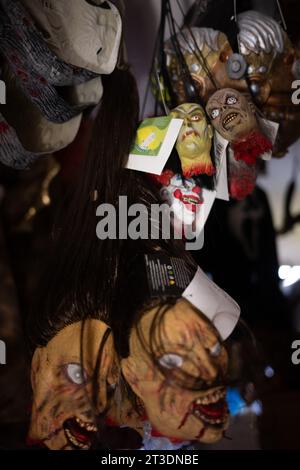 Berlin, Allemagne. 24 octobre 2023. Masques et pendentifs effrayant pris à Zauberkönig, un magasin de produits magiques dans le quartier de Neukölln. Halloween est le 31 octobre, et il y a diverses activités à Berlin et Brandebourg pour marquer l'occasion. Crédit : Sebastian Christoph Gollnow/dpa/Alamy Live News Banque D'Images