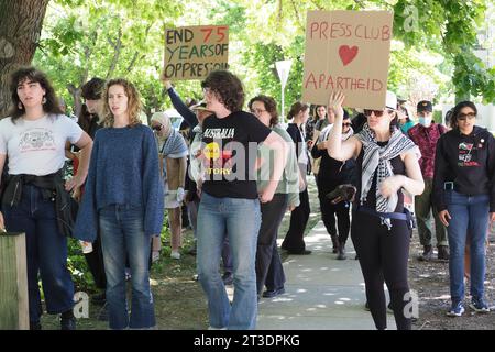 Australie, 25 octobre 2023, environ 100 personnes se sont rassemblées pour protester contre l'ambassadeur israélien, Amir Maimon, au Club national de la presse d'Australie - 25 octobre 2023 Banque D'Images