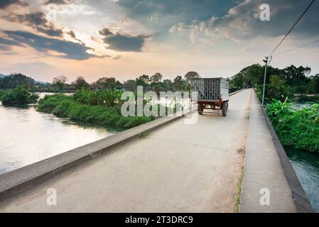 Belles vues le long du fleuve Mékong depuis le vieux pont de l'époque coloniale française, un ancien chemin de fer de portage à jauge étroite, un point de repère populaire et le coucher du soleil vie Banque D'Images