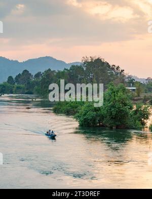 Belle scène paisible le long du fleuve Mékong, de l'ancien pont de l'époque coloniale française, un ancien chemin de fer étroit de jauge, un point de repère populaire et point de vue Banque D'Images