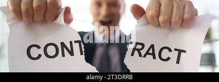 L'homme tient une feuille de papier déchirée exprimant son mécontentement Banque D'Images