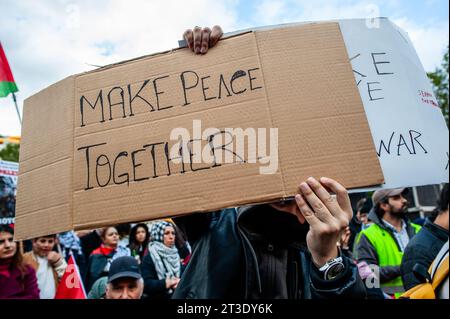 22 octobre, Rotterdam. Les Palestiniens et leurs partisans continuent de protester pour condamner le gouvernement israélien et exprimer leur solidarité avec le peuple palestinien. Environ 5 000 manifestants se sont rassemblés dans la douleur, la fureur et la solidarité en raison de la récente escalade du conflit israélo-palestinien et des événements inquiétants à Gaza. Banque D'Images