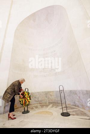 Sydney, Australie. 25 octobre 2023. La Princesse Astrid de Belgique photographiée lors d'un événement commémoratif de la Seconde Guerre mondiale au Hall of Memory de l'Anzac Memorial à Hyde Park, lors de la Mission économique belge auprès du Commonwealth d'Australie, à Sydney, le mercredi 25 octobre 2023. Une délégation belge effectue une mission économique de 10 jours en Australie du 19 au 28 octobre 2023. BELGA PHOTO BENOIT DOPPAGNE crédit : Belga News Agency/Alamy Live News Banque D'Images