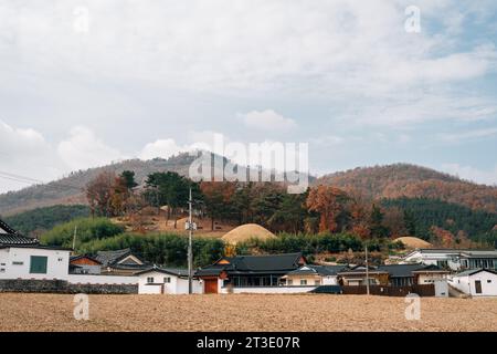 Seoak-dong ancien village traditionnel et anciennes tombes royales à l'automne à Gyeongju, Corée Banque D'Images