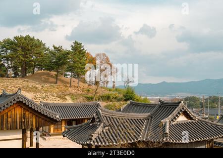 Vue du vieux village de Seoak-dong et des anciennes tombes royales à l'automne à Gyeongju, Corée Banque D'Images