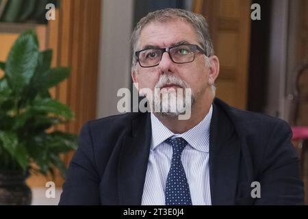 Actualités - Paolo Zangrillo, ministre de l'Administration publique de la République italienne à Caivano Fabio Ciciliano commissaire s'est rendu dans la paroisse de San Paolo Apostolo, à l'extérieur du Parco Verde, pour rencontrer Don Maurizio Patriciello. 24 octobre 2023 Napoli Caivano Italie Copyright : xAntonioxBalascox/xLiveMediax LPN 1101211 crédit : Imago/Alamy Live News Banque D'Images