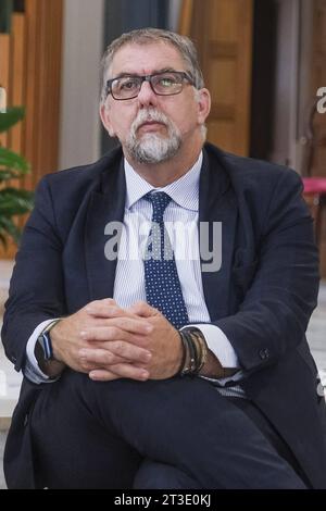 Actualités - Paolo Zangrillo, ministre de l'Administration publique de la République italienne à Caivano Fabio Ciciliano commissaire s'est rendu dans la paroisse de San Paolo Apostolo, à l'extérieur du Parco Verde, pour rencontrer Don Maurizio Patriciello. 24 octobre 2023 Napoli Caivano Italie Copyright : xAntonioxBalascox/xLiveMediax LPN 1101212 crédit : Imago/Alamy Live News Banque D'Images