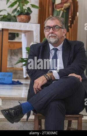 Actualités - Paolo Zangrillo, ministre de l'Administration publique de la République italienne à Caivano Fabio Ciciliano commissaire s'est rendu dans la paroisse de San Paolo Apostolo, à l'extérieur du Parco Verde, pour rencontrer Don Maurizio Patriciello. 24 octobre 2023 Napoli Caivano Italie Copyright : xAntonioxBalascox/xLiveMediax LPN 1101217 crédit : Imago/Alamy Live News Banque D'Images