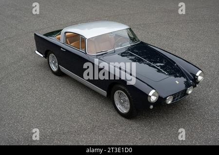 Vue avant haute 3/4 d'une Ferrari 250 GT coupé 1957 Banque D'Images