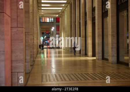 Berlin, Allemagne. 25 octobre 2023. Vue matinale sur les arcades de l'Upper Eastside Berlin. Crédit : Joerg Carstensen/dpa/Alamy Live News Banque D'Images