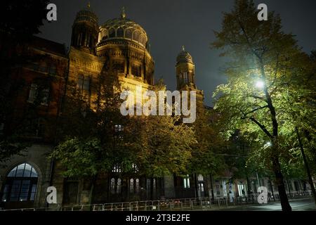 Berlin, Allemagne. 25 octobre 2023. Vue matinale de la synagogue sur Oranienburger Strasse. Crédit : Joerg Carstensen/dpa/Alamy Live News Banque D'Images