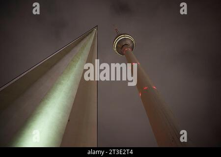 Berlin, Allemagne. 25 octobre 2023. Vue matinale sur la tour de télévision. Crédit : Joerg Carstensen/dpa/Alamy Live News Banque D'Images