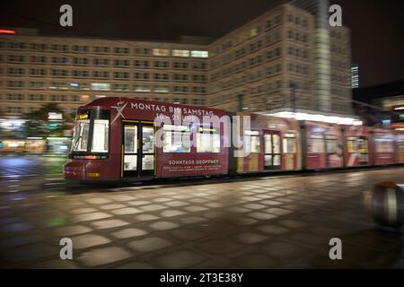 Berlin, Allemagne. 25 octobre 2023. Un tramway BVG passe sur Alexanderplatz. Crédit : Joerg Carstensen/dpa/Alamy Live News Banque D'Images