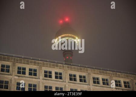 Berlin, Allemagne. 25 octobre 2023. Vue de la tour de télévision dans le brouillard. Crédit : Joerg Carstensen/dpa/Alamy Live News Banque D'Images