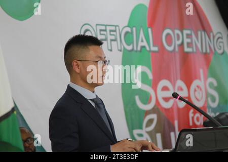 (231025) -- HARARE, 25 octobre 2023 (Xinhua) -- Yang Shengwan, directeur général de Huawei Zimbabwe, s'adresse à la cérémonie de lancement du programme semences pour l'avenir à Harare, Zimbabwe, le 24 octobre 2023. Le géant chinois des télécommunications Huawei a officiellement lancé mardi l’édition 2023 du programme Seeds for the future au Zimbabwe, son programme phare qui vise à former les talents locaux dans le secteur des technologies de l’information et de la communication (TIC). Au total, 50 étudiants de premier cycle des universités du Zimbabwe suivront une formation virtuelle d'une semaine pour améliorer leurs connaissances et compétences en TIC Banque D'Images