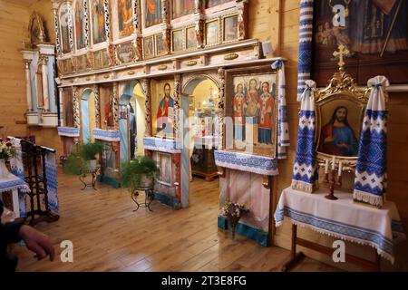 Non exclusive : RÉGION D'IVANO-FRANKIVSK, UKRAINE - 22 OCTOBRE 2023 - l'iconostase à l'église de Saint-LAURENT Michel l'Archange dans le village de Kozyn Banque D'Images