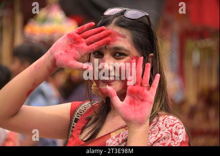 Dhaka. 25 octobre 2023. Une femme participe à la célébration du festival Durga Puja à Dhaka, Bangladesh, le 24 octobre 2023. Crédit : Xinhua/Alamy Live News Banque D'Images