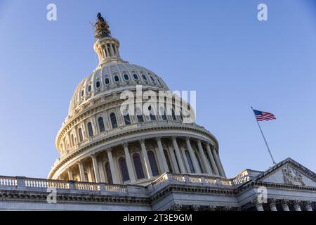 Washington, États-Unis. 24 octobre 2023. Cette photo prise le 24 octobre 2023 montre le Capitole des États-Unis à Washington, DC, aux États-Unis. Le whip de la majorité de la Chambre des États-Unis Tom Emmer a abandonné mardi son offre pour le président de la Chambre, quelques heures seulement après avoir été nommé par les républicains, devenant le troisième candidat du GOP à se retirer de la course pour le président. Crédit : Aaron Schwartz/Xinhua/Alamy Live News Banque D'Images