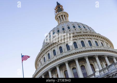 Washington, États-Unis. 24 octobre 2023. Cette photo prise le 24 octobre 2023 montre le Capitole des États-Unis à Washington, DC, aux États-Unis. Le whip de la majorité de la Chambre des États-Unis Tom Emmer a abandonné mardi son offre pour le président de la Chambre, quelques heures seulement après avoir été nommé par les républicains, devenant le troisième candidat du GOP à se retirer de la course pour le président. Crédit : Aaron Schwartz/Xinhua/Alamy Live News Banque D'Images