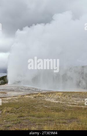 Énormes nuages de vapeur et brume au-dessus de Old Faithful lors d'une éruption dans le parc national de Yellowstone Banque D'Images