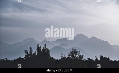 Montagnes brumeuses à Antalya au coucher du soleil photographiées avec la technique d'exposition longue Banque D'Images