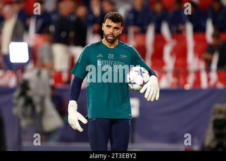 Séville, Espagne. 24 octobre 2023. Le gardien David Raya (22 ans) d'Arsenal s'échauffera avant le match de l'UEFA Champions League entre le Sevilla FC et Arsenal à l'Estadio Ramon Sanchez Pizjuan à Séville. (Crédit photo : Gonzales photo/Alamy Live News Banque D'Images