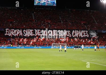 Séville, Espagne. 24 octobre 2023. Les supporters du Sevilla FC sont prêts sur les tribunes pour le match de l'UEFA Champions League entre le Sevilla FC et Arsenal à l'Estadio Ramon Sanchez Pizjuan à Séville. (Crédit photo : Gonzales photo/Alamy Live News Banque D'Images