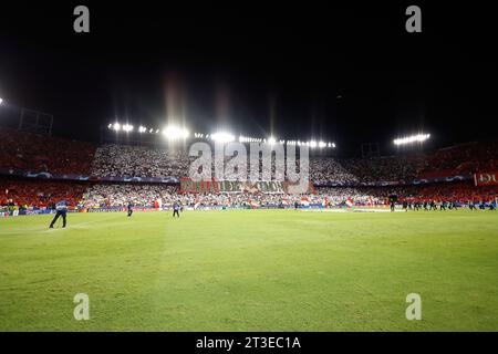 Séville, Espagne. 24 octobre 2023. Les supporters du Sevilla FC sont prêts sur les tribunes pour le match de l'UEFA Champions League entre le Sevilla FC et Arsenal à l'Estadio Ramon Sanchez Pizjuan à Séville. (Crédit photo : Gonzales photo/Alamy Live News Banque D'Images