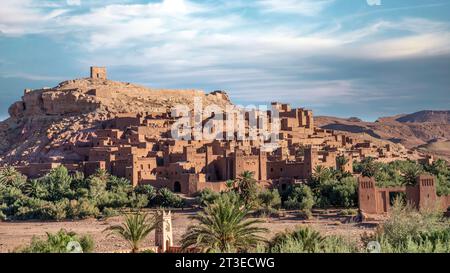 Ait Ben Haddou est une ville fortifiée au Maroc. C'est un excellent exemple de l'architecture en terre argile, un ighrem historique ou ksar le long de l'ancienne déroute caravane Banque D'Images