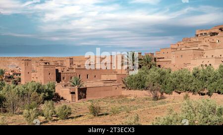 Ait Ben Haddou est une ville fortifiée au Maroc. C'est un excellent exemple de l'architecture en terre argile, un ighrem historique ou ksar le long de l'ancienne déroute caravane Banque D'Images