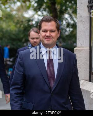 Londres, Angleterre, Royaume-Uni. 25 octobre 2023. Le ministre de l'Immigration ROBERT JENRICK est vu à Westminster alors qu'il apparaît dans des émissions télévisées du petit-déjeuner. (Image de crédit : © Tayfun Salci/ZUMA Press Wire) USAGE ÉDITORIAL SEULEMENT! Non destiné à UN USAGE commercial ! Banque D'Images