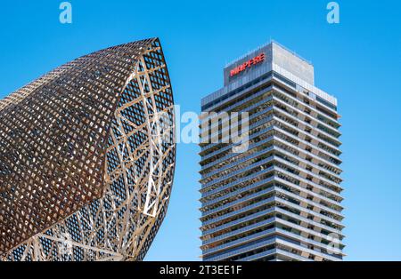 Peix d'Or - sculpture de poisson rouge par Frank Gehry et Torre Mapfre gratte-ciel, Barceloneta, Barcelone, Espagne Banque D'Images