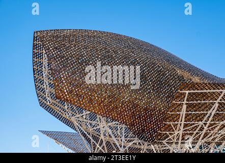 Peix d'Or - sculpture de poisson rouge conçue par Frank Gehry, Barceloneta, Barcelone, Espagne Banque D'Images