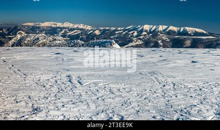 Montagnes Nizke Tatry de la colline de Ploska dans les montagnes Velka Fatra en Slovaquie au cours d'une incroyable journée d'hiver glaciale Banque D'Images