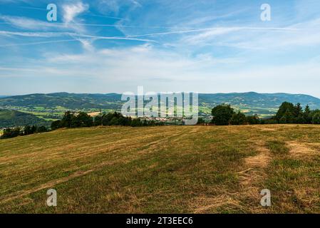 Vallée de la rivière Olse avec les montagnes Moravskoslezske Beskydy au-dessus de la colline Bahenec dans les montagnes Slezske Beskydy en république tchèque pendant la matinée d'été Banque D'Images