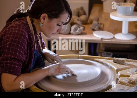 Jeune potière travaillant dans son atelier à Antibes dans le sud de la France Banque D'Images