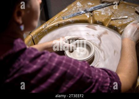 Jeune potière travaillant dans son atelier à Antibes dans le sud de la France Banque D'Images